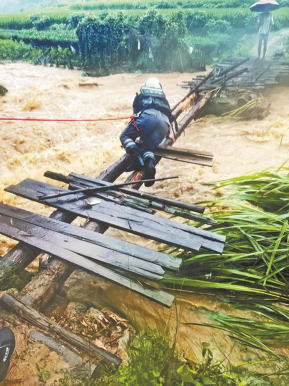 暴雨中，筑起守护生命的“钢铁长城” 社会
