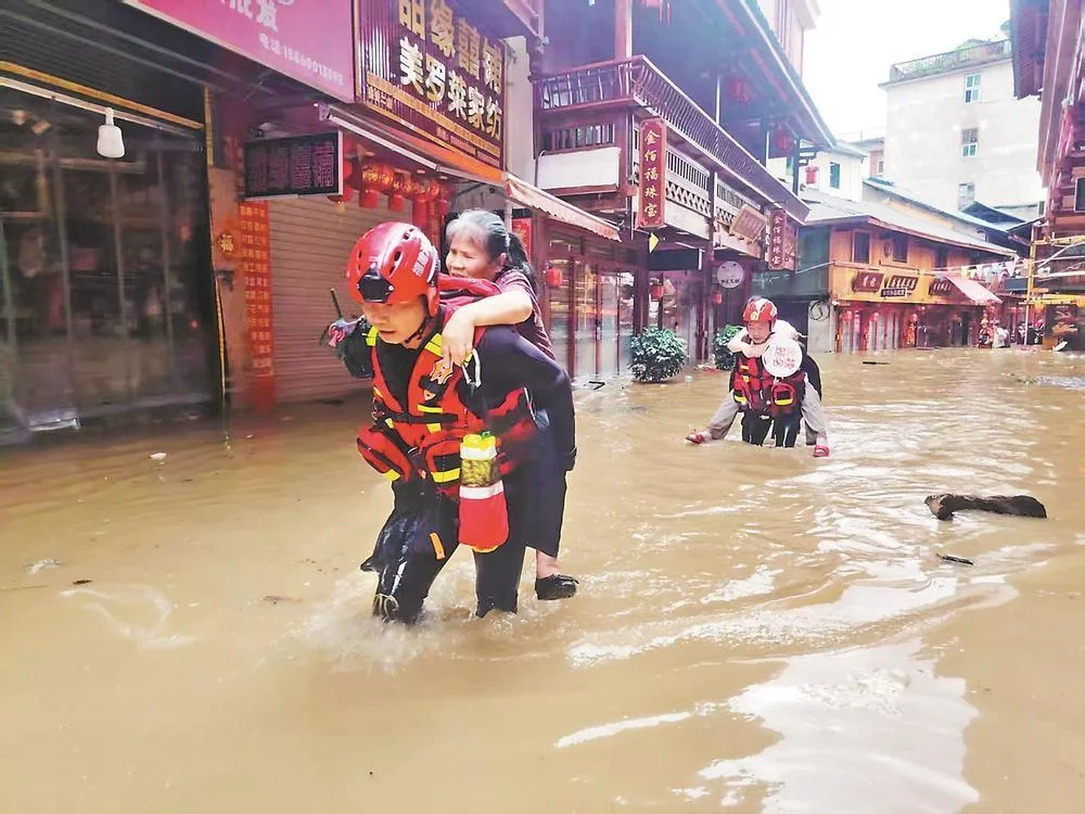 暴雨中，筑起守护生命的“钢铁长城” 社会 - 配图2