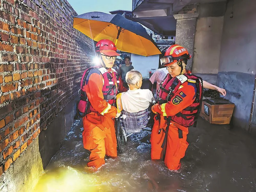 暴雨中，筑起守护生命的“钢铁长城” 社会 - 配图3