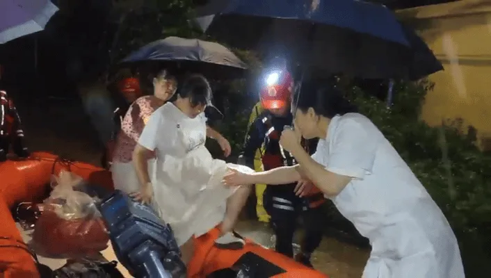 强降雨引发内涝滑坡 消防连夜转移多地被困群众