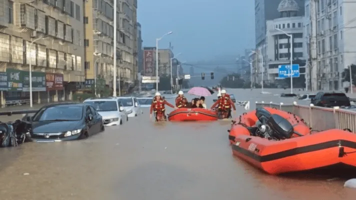 强降雨引发内涝滑坡 消防连夜转移多地被困群众 - 配图2