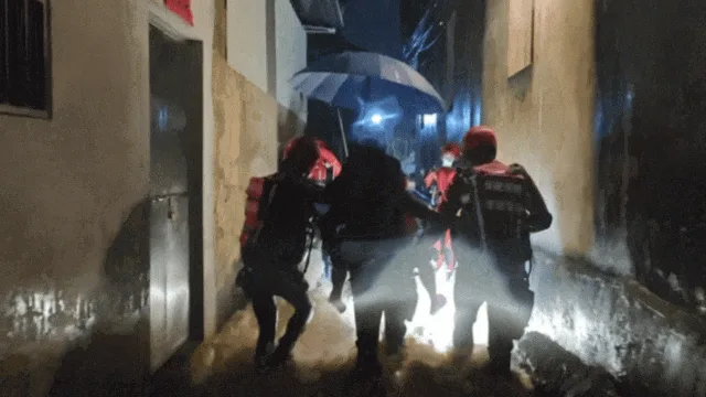 强降雨引发内涝滑坡 消防连夜转移多地被困群众 - 配图4
