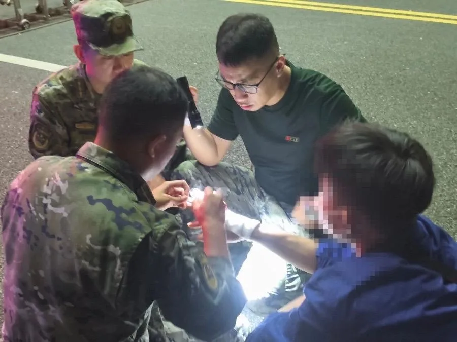 深夜里的温情 武警官兵暖心帮助受伤小哥