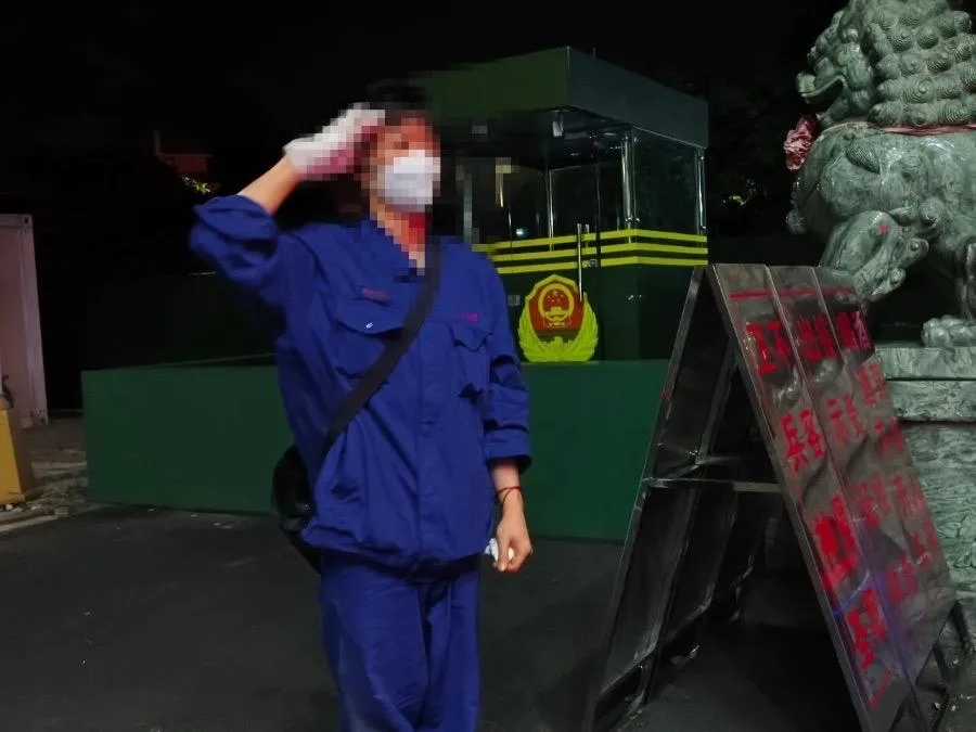 深夜里的温情 武警官兵暖心帮助受伤小哥 - 配图2