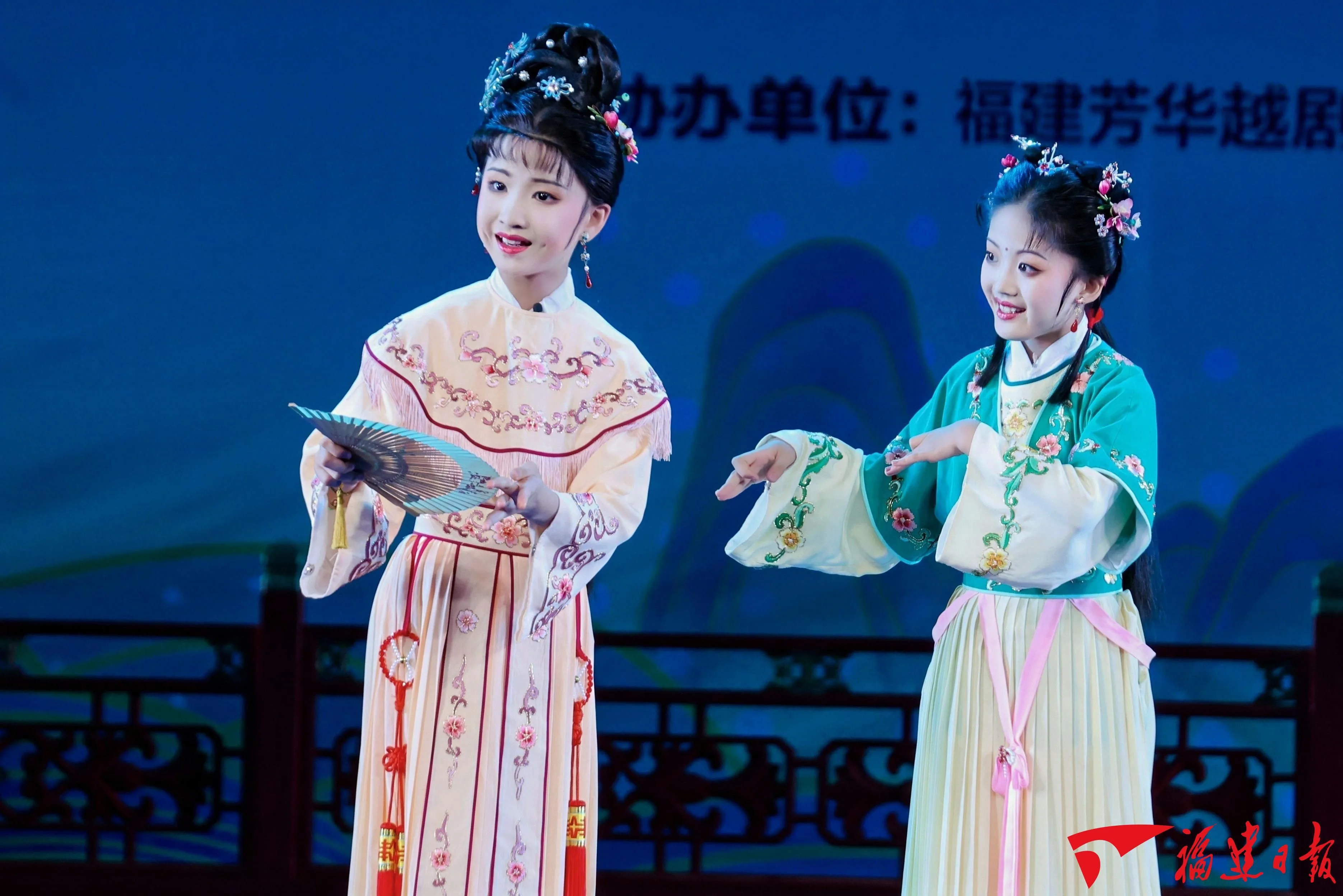 深读|唱念做打间, 他们带着孩子走近戏曲 文教