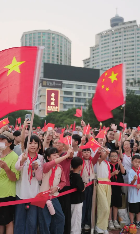福州五一广场沸腾了!有市民彻夜等候,只为这一幕! 社会 - 配图8