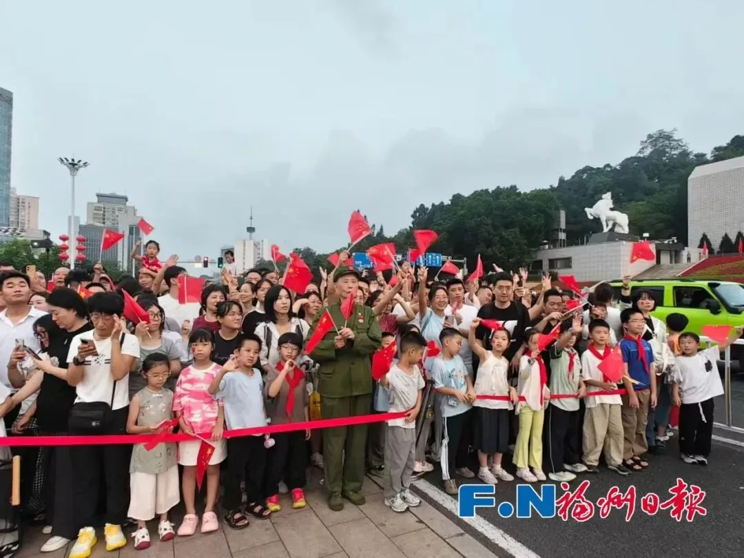 福州五一广场沸腾了!有市民彻夜等候,只为这一幕! 社会 - 配图10