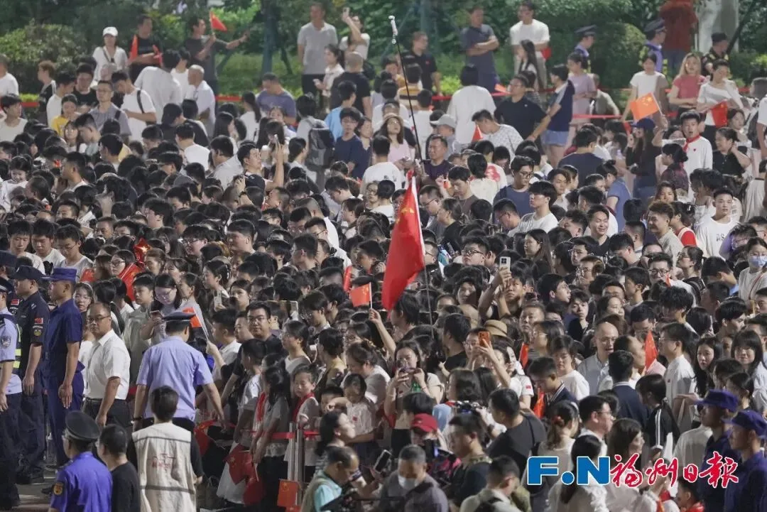 福州五一广场沸腾了!有市民彻夜等候,只为这一幕! 社会 - 配图15