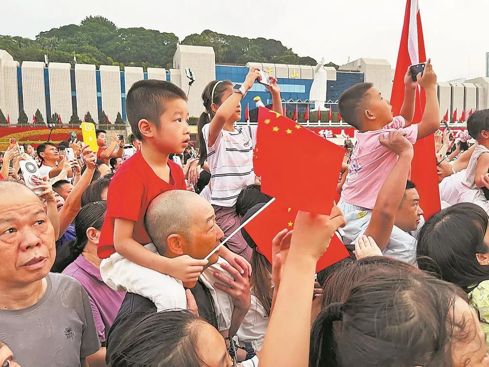 福州五一广场举行升国旗仪式 社会