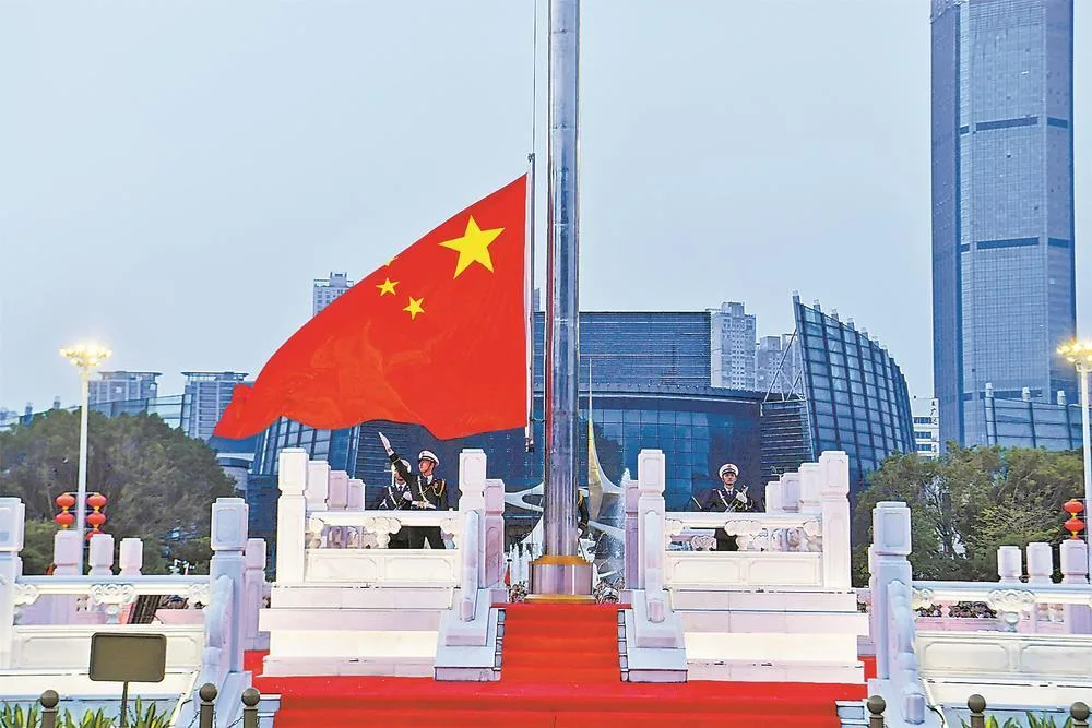 福州五一广场举行升国旗仪式 社会 - 配图2