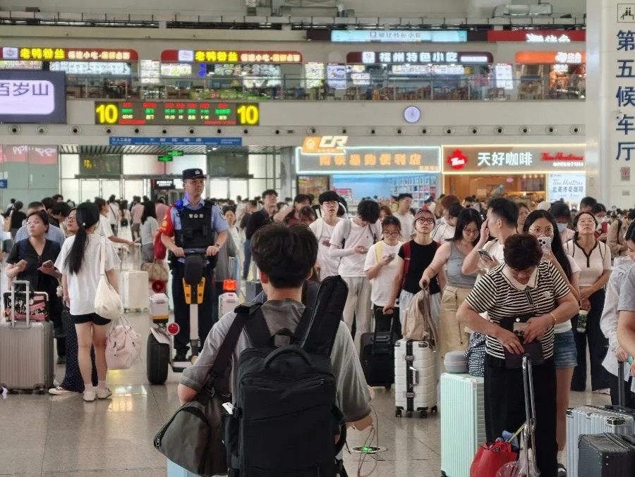 福州站派出所坚守一线 护航旅客平安