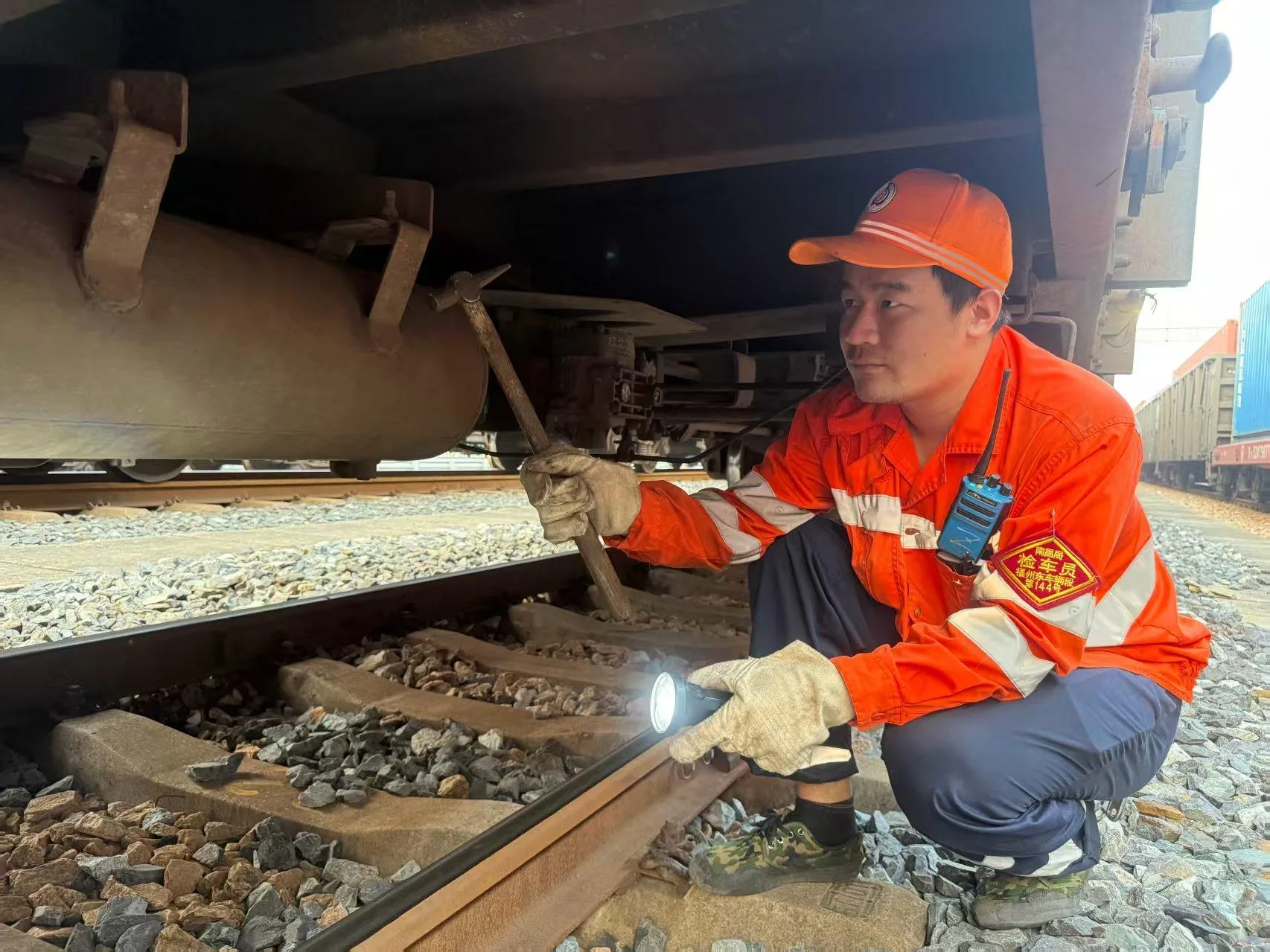 国庆我在岗 车辆“医生”护航货运安全畅通