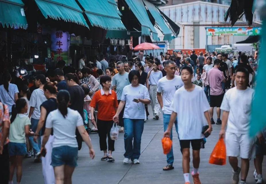 福建首条跨市域地铁打通厦漳生活圈 激活市井烟火消费