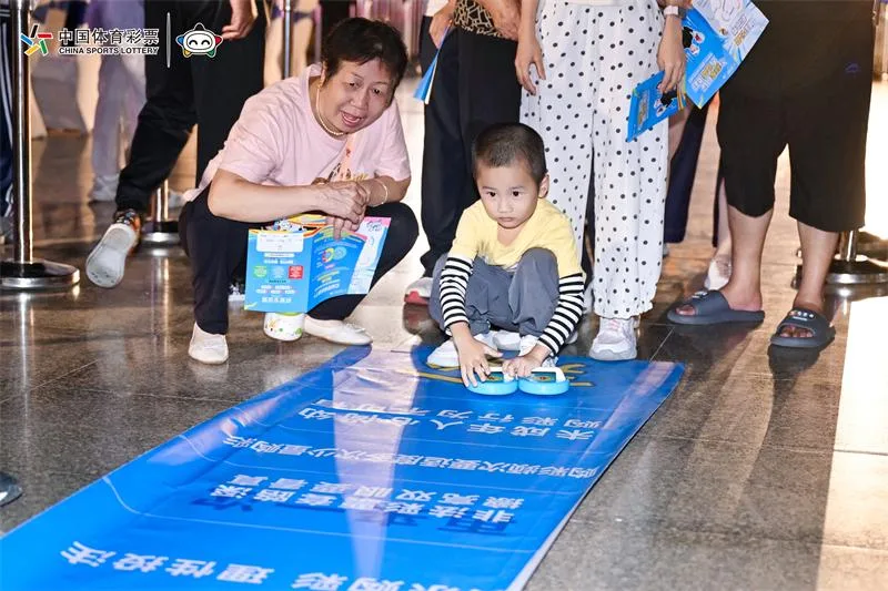 与冠军同行 福建体彩公益形象大使社区公益行走进体育中心社区 - 配图5
