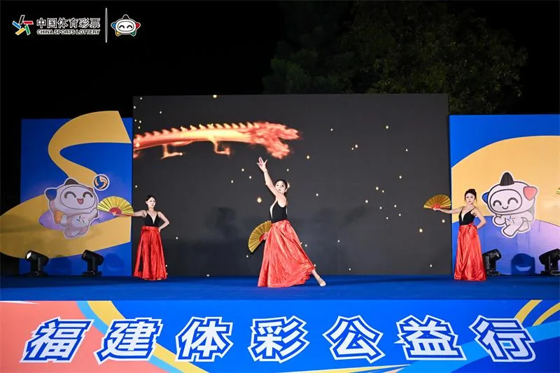 与冠军同行 福建体彩公益形象大使社区公益行走进体育中心社区 - 配图7