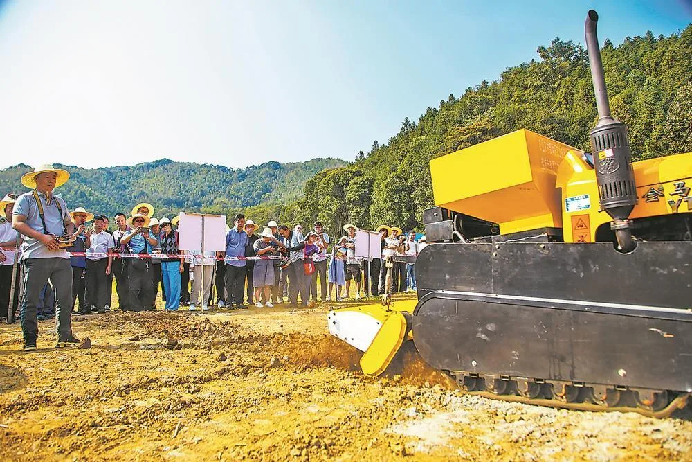 丘陵山区果园生产迈向全程机械化 经济