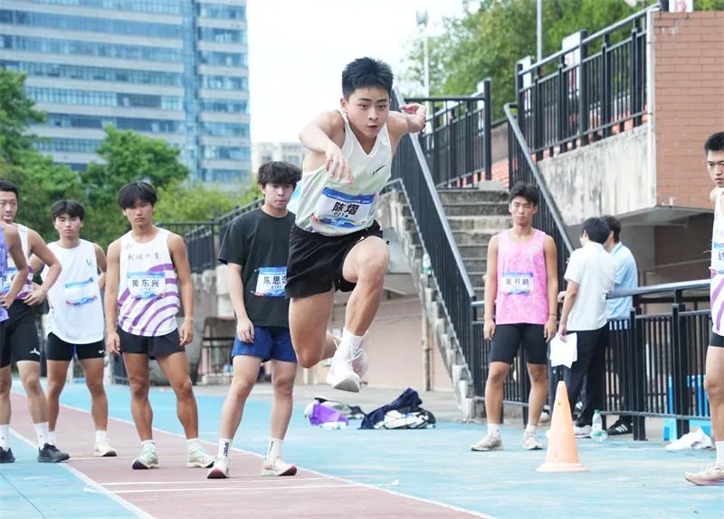 2026年福建省U系列田径联赛(福州站)开赛 400余名青少年健儿同场竞逐