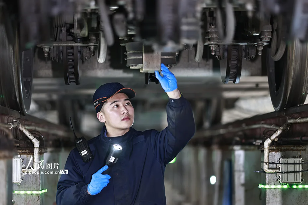 重庆：春运中的“00后”青春力量