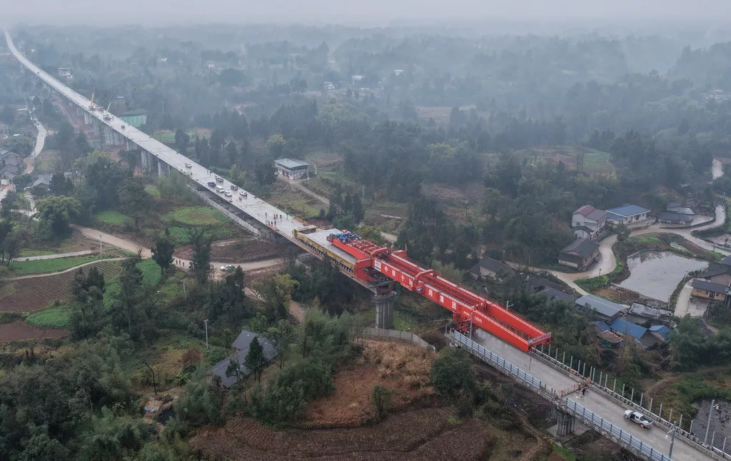 成渝中线高铁重庆大足段架梁完成