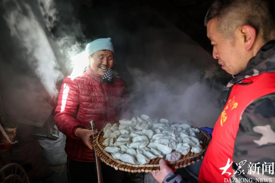 新春走基层｜陪海拔800米山村留守老人“过小年”，他们坚持了十五年