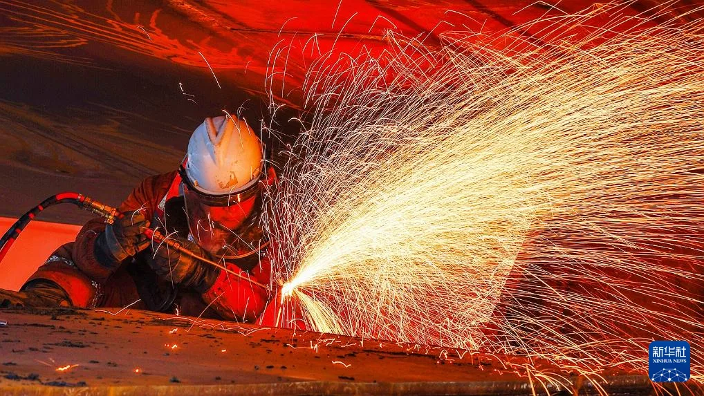 全球最大变质岩油田二期项目全部导管架安装就位