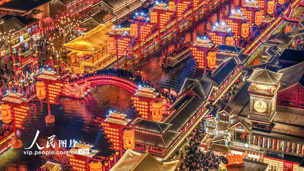 河北唐山：灯火璀璨耀老街 民俗欢腾迎八方客