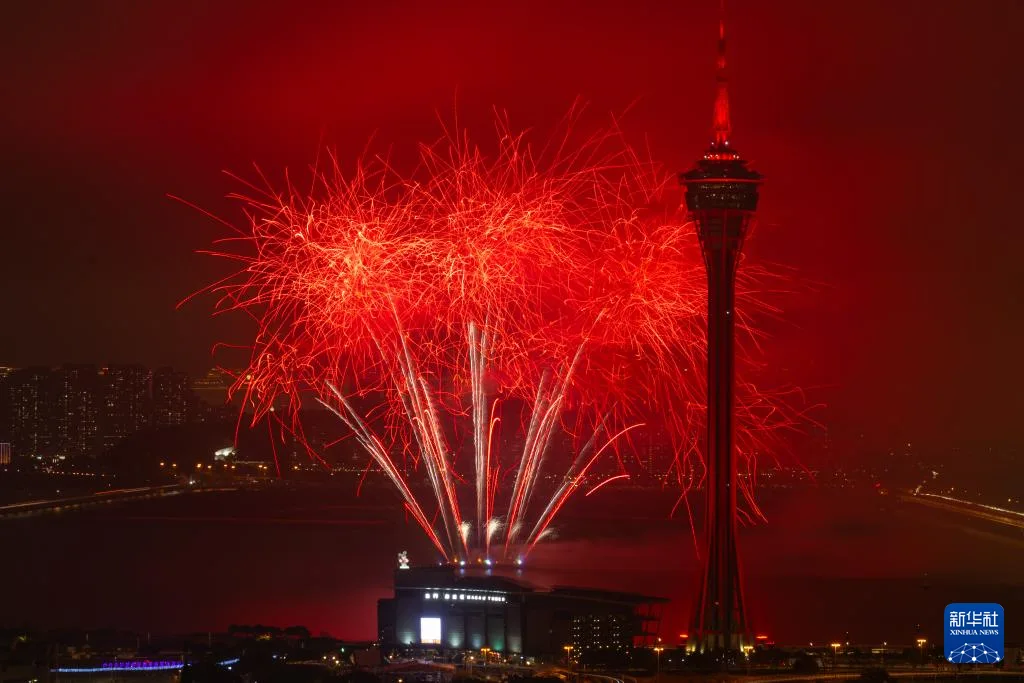 澳门举行“金骏云翔 欢乐春节”2026无人机烟花汇演