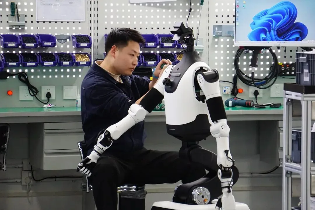 人形机器人也得先靠“手搓”！在北京，机器人生产机器人