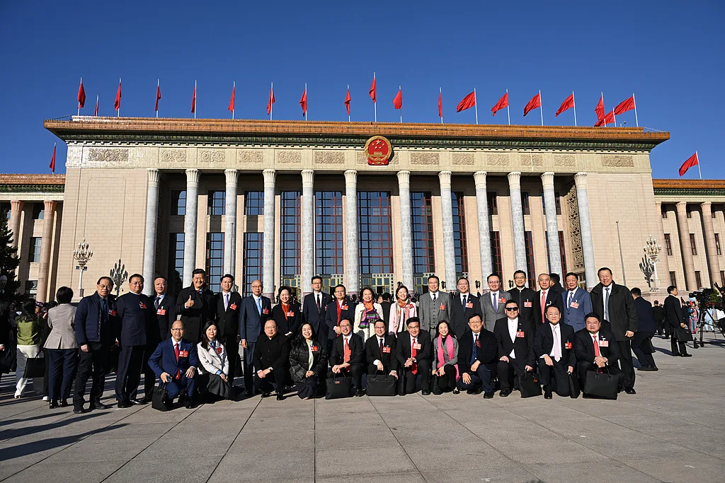 全国两会期间，多位港区代表委员畅谈香港新机遇：香港期盼首份“港版五年规划”