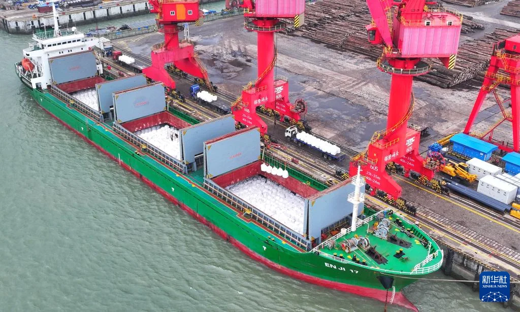 江苏张家港：抢卸化肥 助力春耕