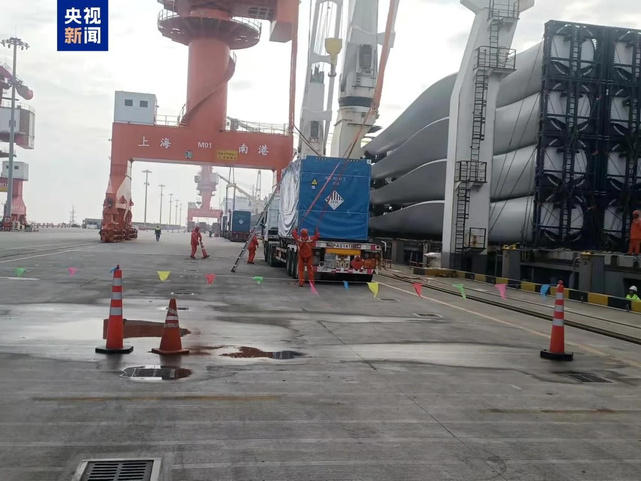 上海港储能柜出口再添新通道 南港码头首批储能柜顺利装船出海