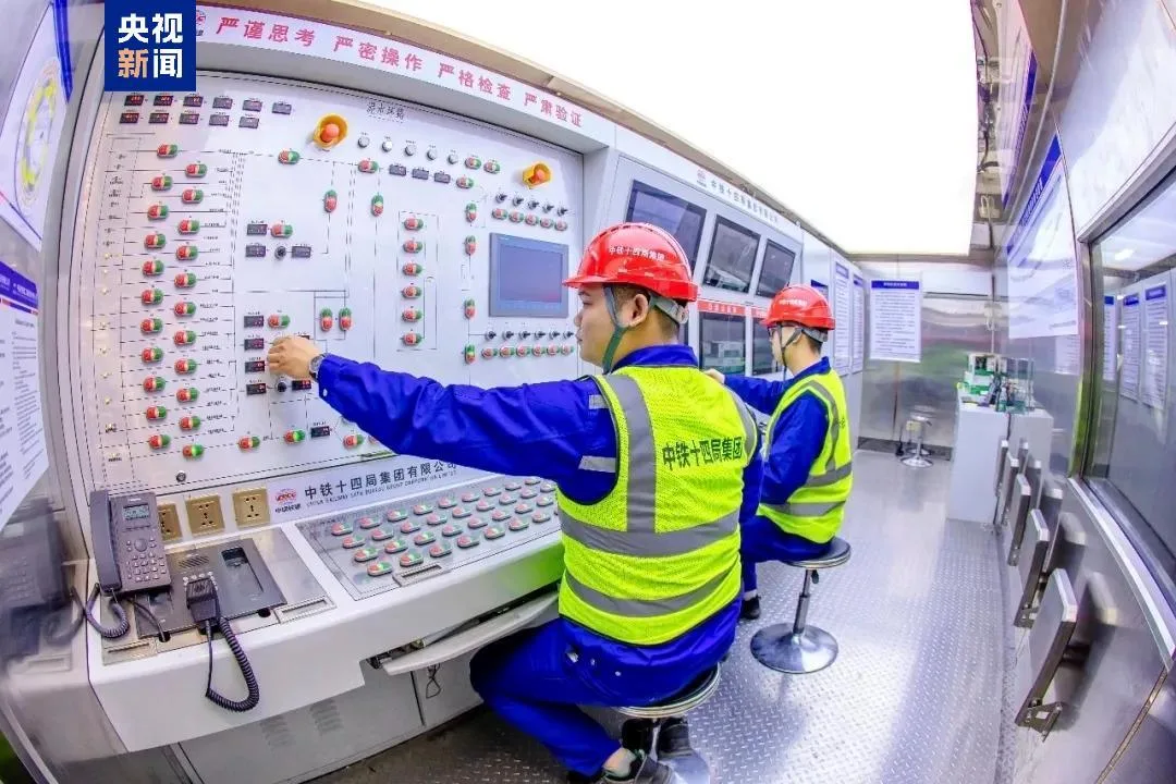 海太长江隧道有新进展：右线盾构掘进过半 每天16米稳步向前