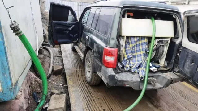 武汉警方端掉废弃厂房“黑油”窝点