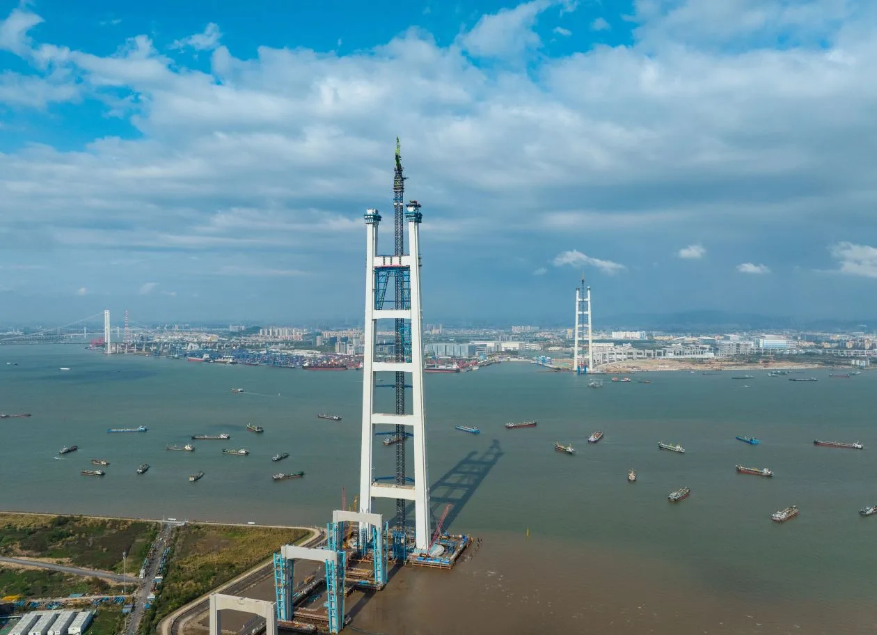 342米！世界最高双层悬索桥主塔亮相珠江口