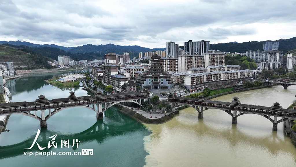 贵州锦屏：雨后河流“泾渭分明”