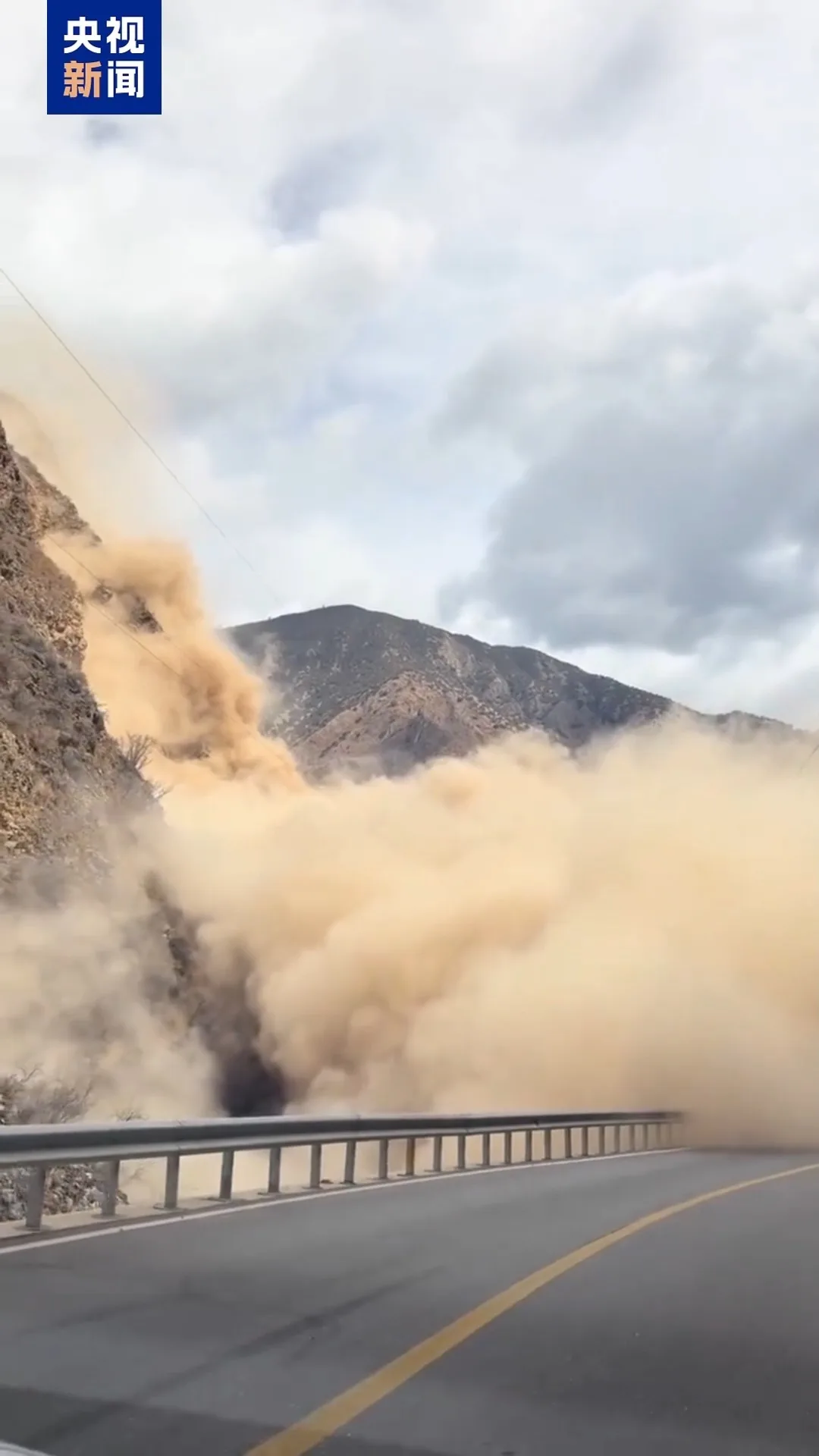 四川甘孜巴塘215国道雪波村附近发生山体滑坡