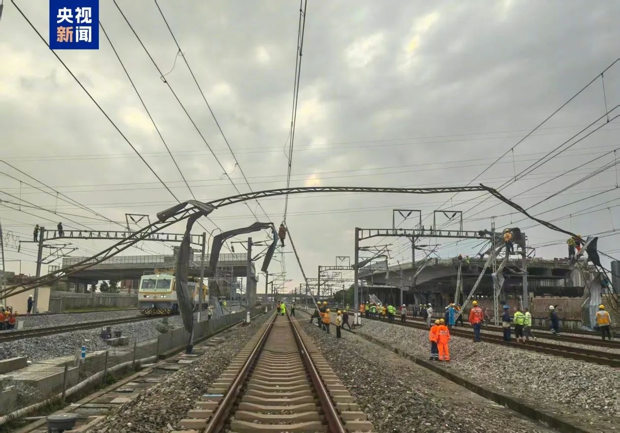 广东高铁晚点原因：大风将彩钢瓦棚顶及钢架梁吹至接触网导致停电