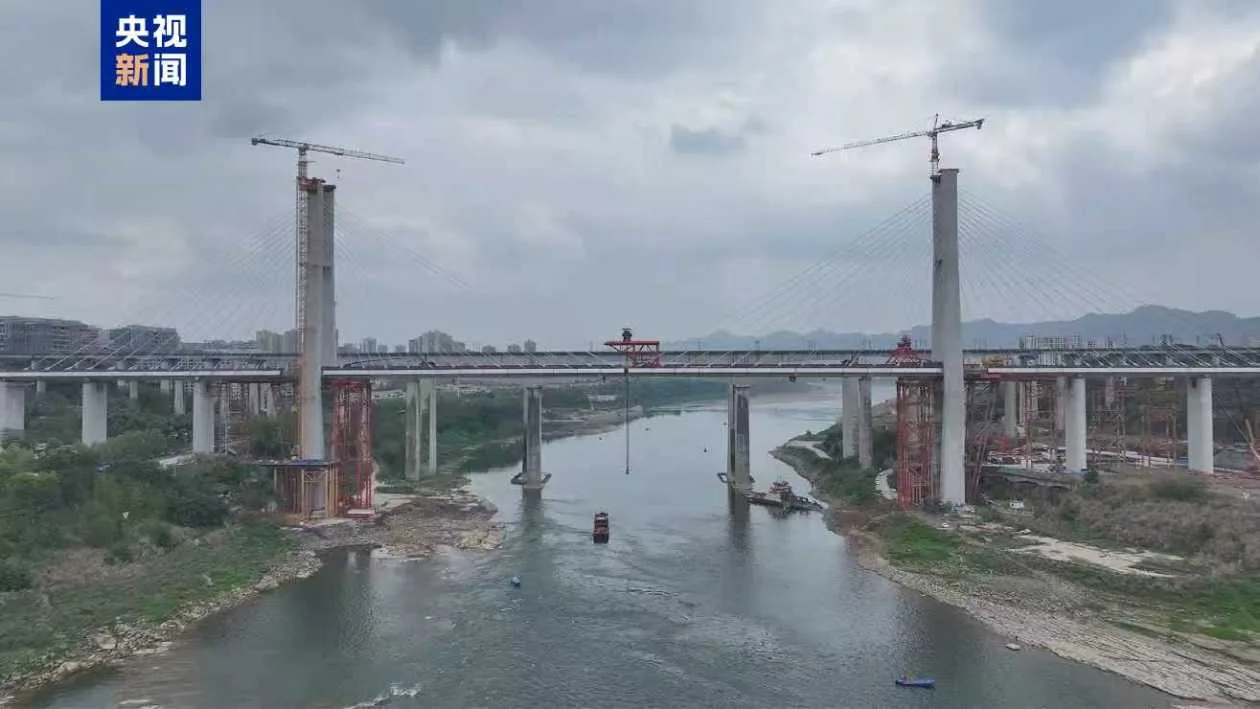 成渝中线高铁井口嘉陵江特大桥今日合龙