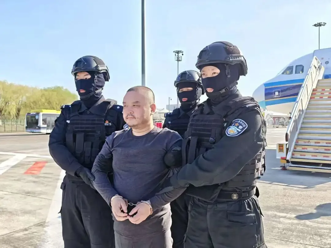 视频丨陈志犯罪集团核心骨干成员李雄被从柬埔寨押解回国