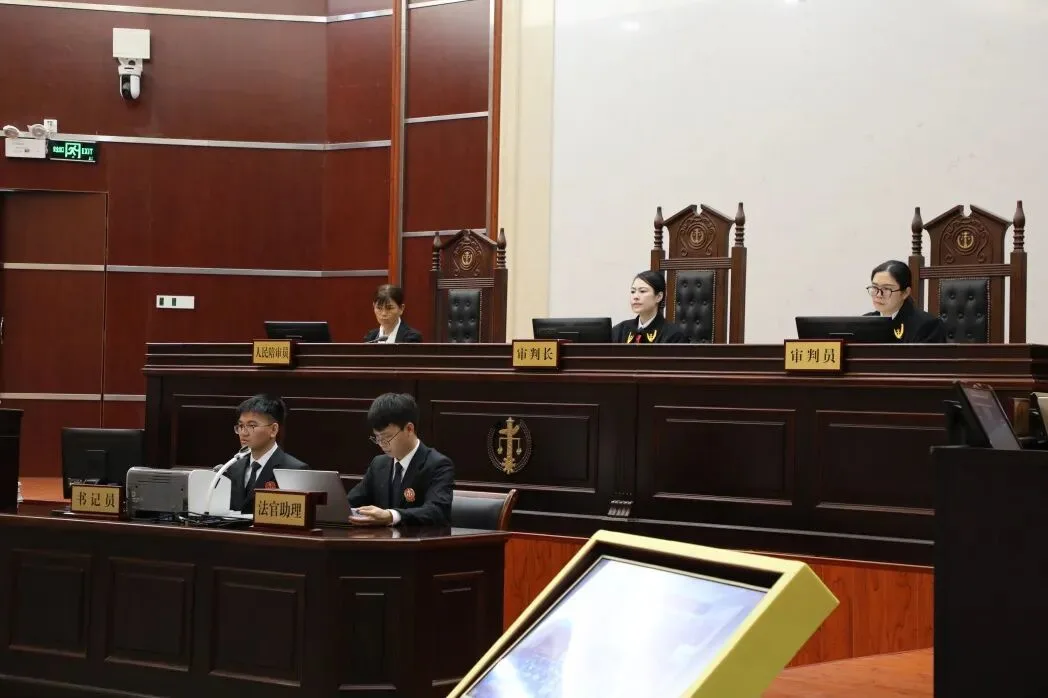 非法收受钱款合计473.93万元，广西灵山县那隆中学原校长莫某某受贿案开庭审理