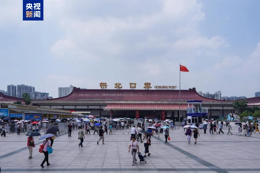 暑期跨境游热度飙升 拱北口岸迎来客流高峰