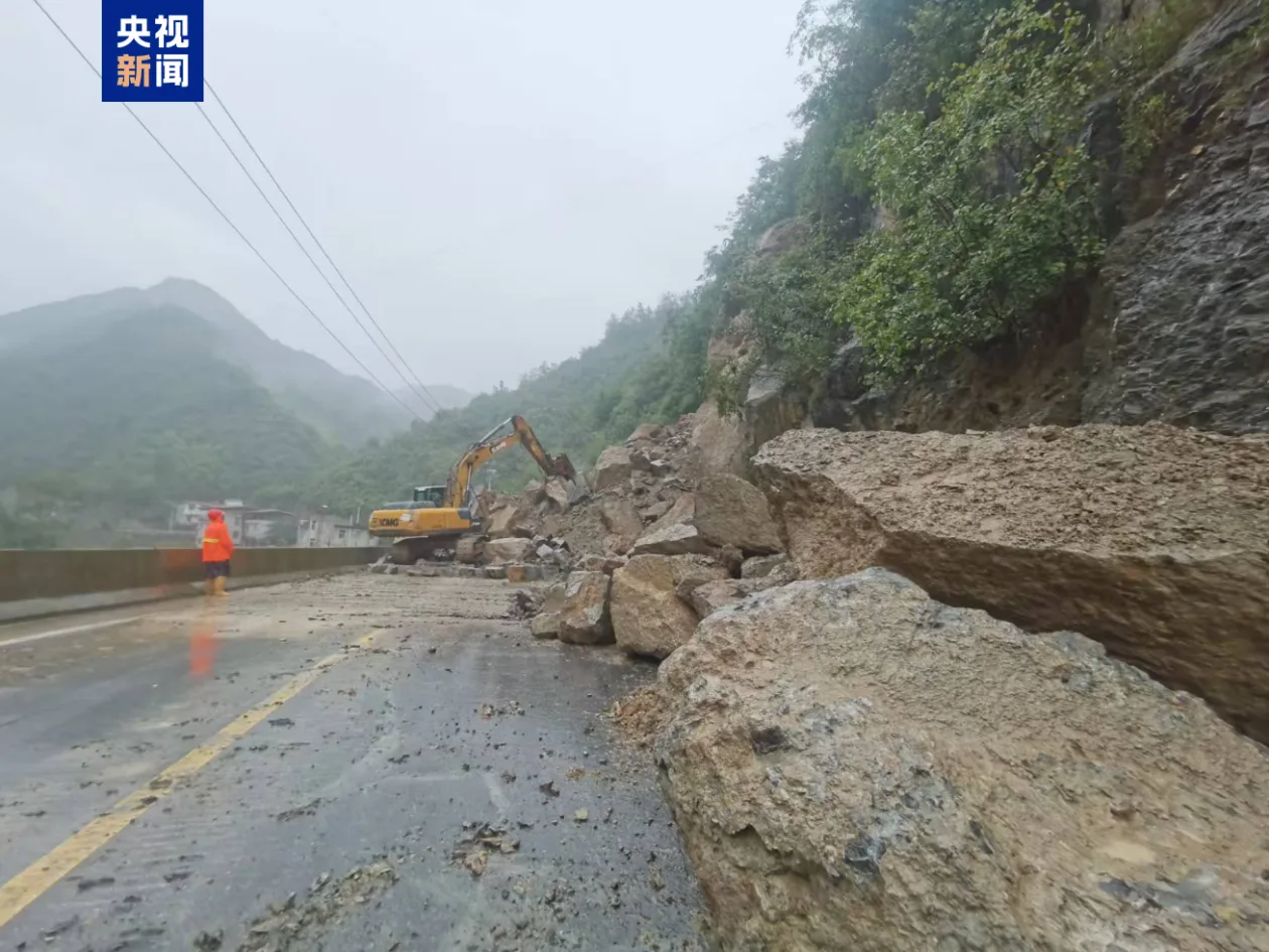 湖北保康S468省道发生多处塌方 道路交通中断