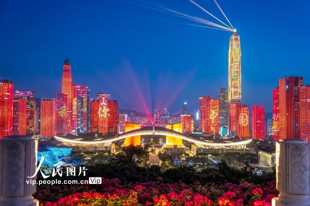广东深圳：国庆特别版灯光秀震撼上演