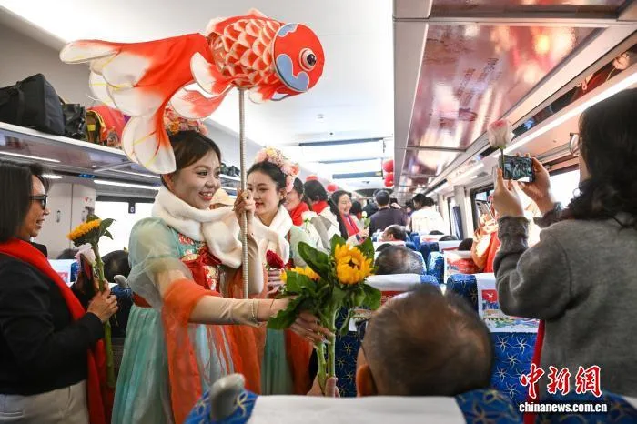 （新春见闻）中老铁路跨国列车相向而歌“迎新春”