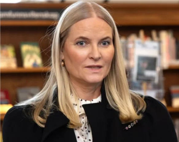 被爆“与爱泼斯坦有数百封邮件往来”，挪威王储妃致歉