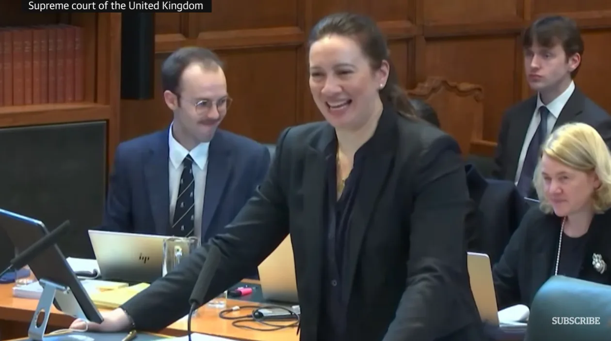 英国最高法院一幕：听证会正进行，法官手机响起播客节目……