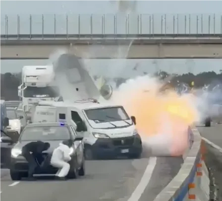 外媒：意大利高速公路上发生武装劫案，劫匪假扮警察炸毁运钞车，已有2人被捕