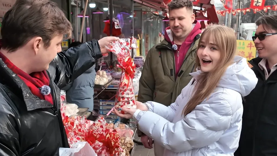 老外遇上中国年 | 从新鲜到“倍儿好” 匈牙利友人探寻中国春节的文化密码