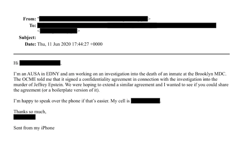 诡异发现！美媒：爱泼斯坦被发现“自杀”前一天，就已出现关于死亡的声明草稿……