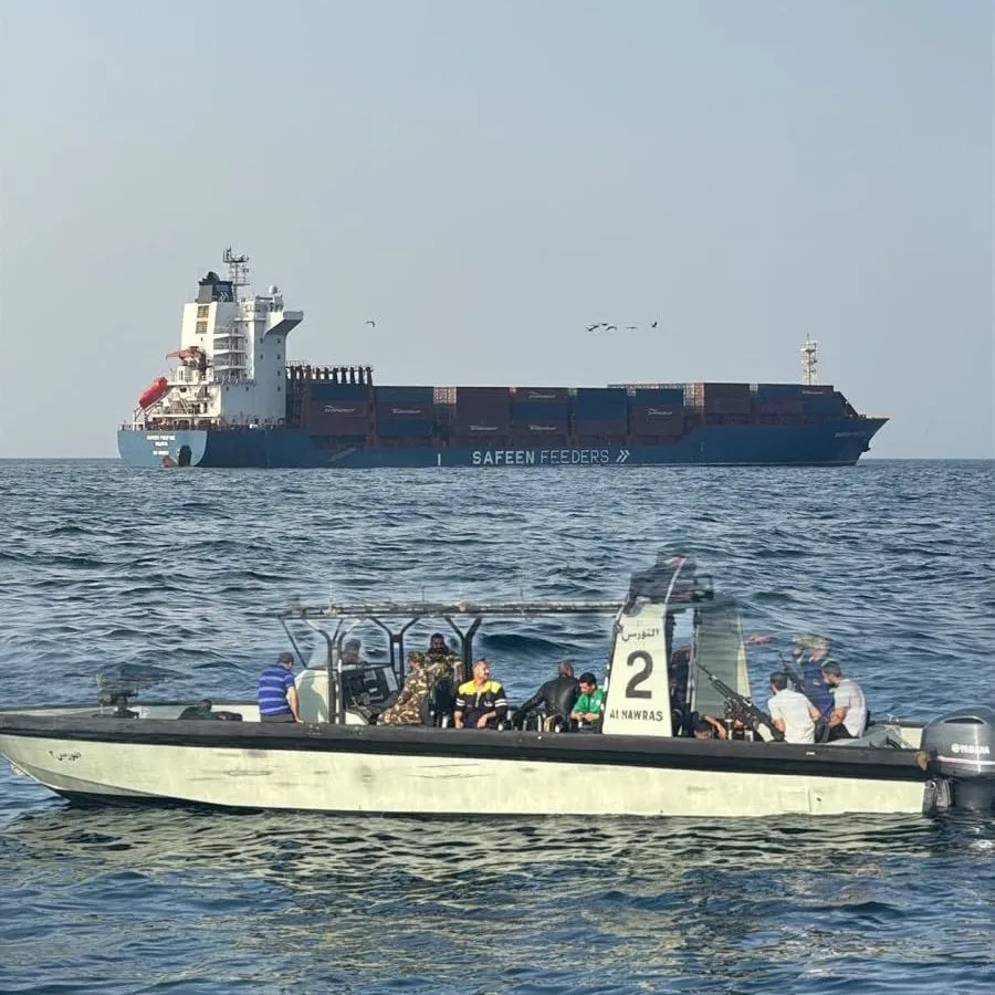 霍尔木兹海峡附近货船遭导弹袭击 24名船员获救